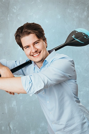 Mann hält ein Paddel für ein SUP