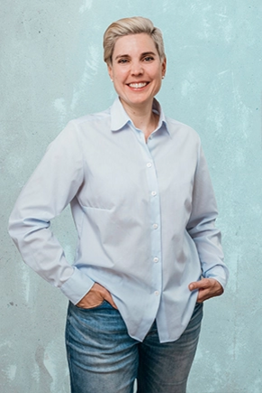 Frau in weißer Bluse
