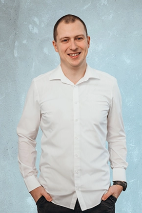 Mann in weißem Hemd