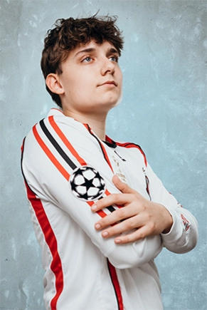 Junger Mann posiert im Fussballtrikot