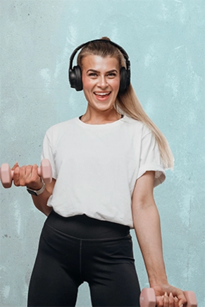 Frau im Fitnessoutfit mit Hanteln