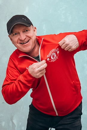 Mann in rotem Fußball Pullover