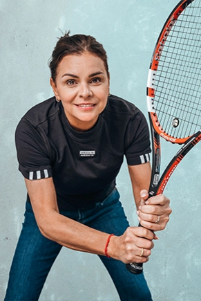 Frau hält Tennischläger