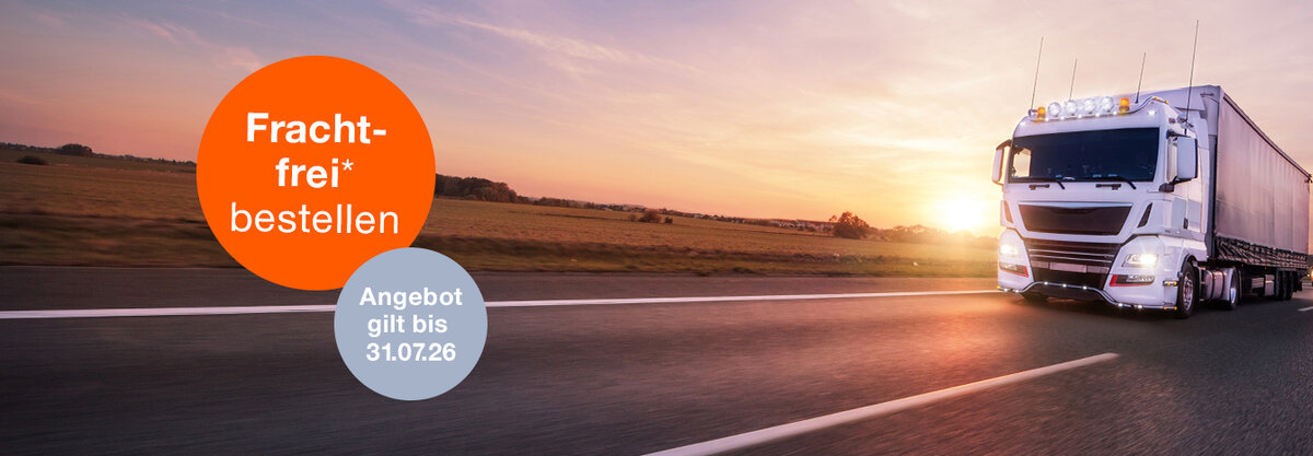 LKW fährt die Straße während Sonnenuntergang entlang