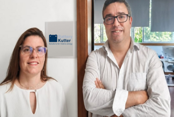 Zwei Mitarbeiter stehen vor der neuen Niederlassung in Portugal