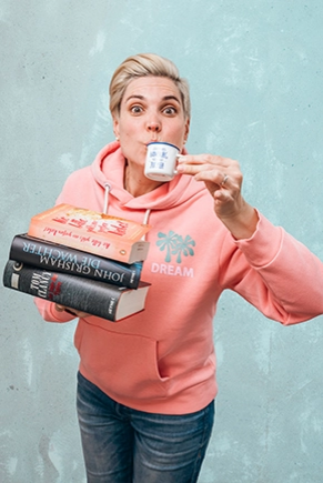 Frau in rosa Pullover