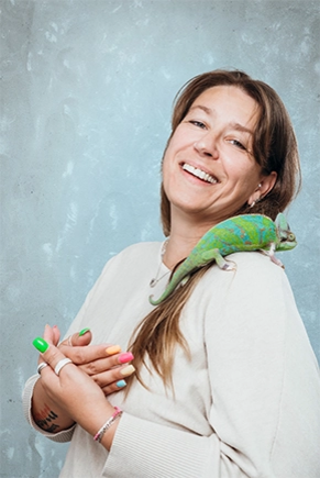 Woman with a chameleon on her shoulder