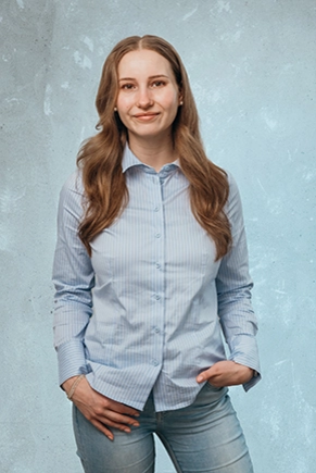 Portrait einer Frau in blauem Hemd