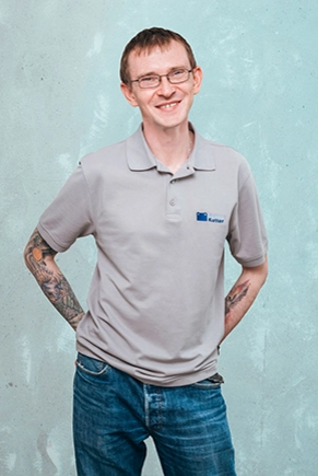 Mann in grauem Polo