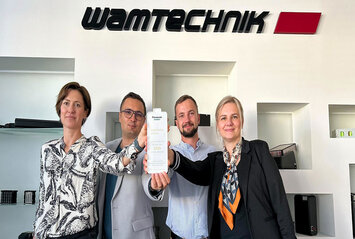 Menschen halten einen Award hoch