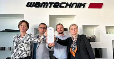 Menschen halten einen Award hoch