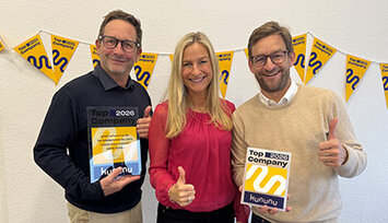 Die Geschäftsführung von Battery-Kutter mit den kununu Top Company Awards der letzten drei Jahre