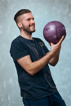 Mann mit Bowlingkugel 