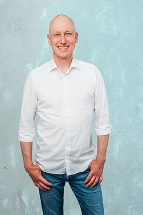 Mann in weißem Hemd