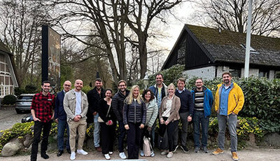 Die Teamleiter von Battery-Kutter stehen vor einem Restaurant