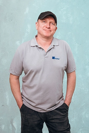Mann in grauem Polo
