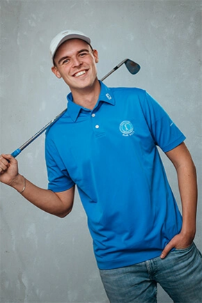 Mann im Golfoutfit und Golfschläger