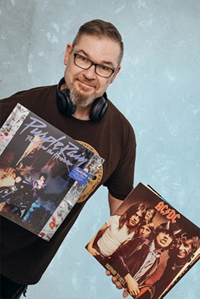 Mann mit Kopfhörern und Schallplatten