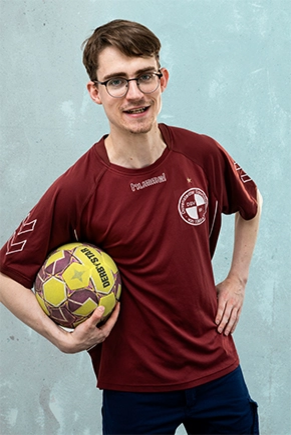 Mann mit Hallenfussball