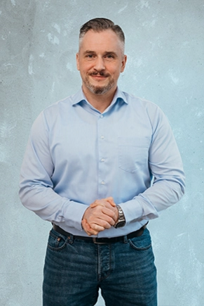 Mann in hellblauem Hemd