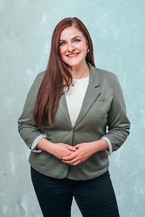 Frau in grünem Blazer