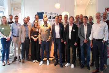 Gruppenbild in der Eingangshalle von Battery-Kutter in Nordersetdt
