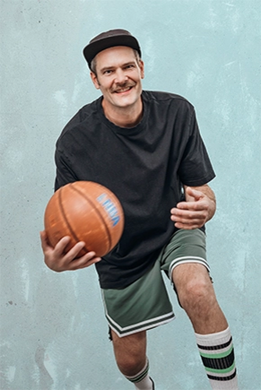 Mann spielt Basketball
