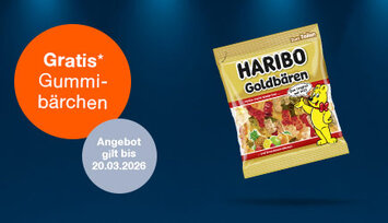 Gummibärchenpackung auf blauem Hintergrund