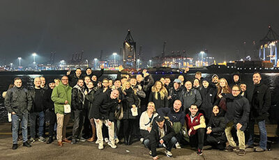 Mitarbeiter der Firma Battery-Kutter abends im Hafen