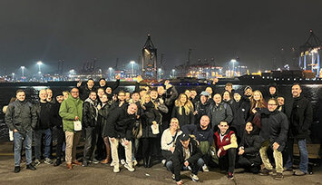 Mitarbeiter der Firma Battery-Kutter abends im Hafen