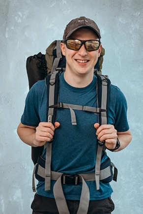 Mann in Wanderoutfit und Sonnenbrille