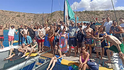 viele Menschen auf einem Katamaran auf dem Meer