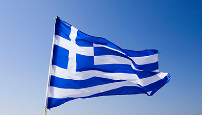 griechische Flagge vor blauem Himmel