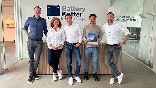 Five people standing at the bar at Battery-Kutter present the INOTEC Award